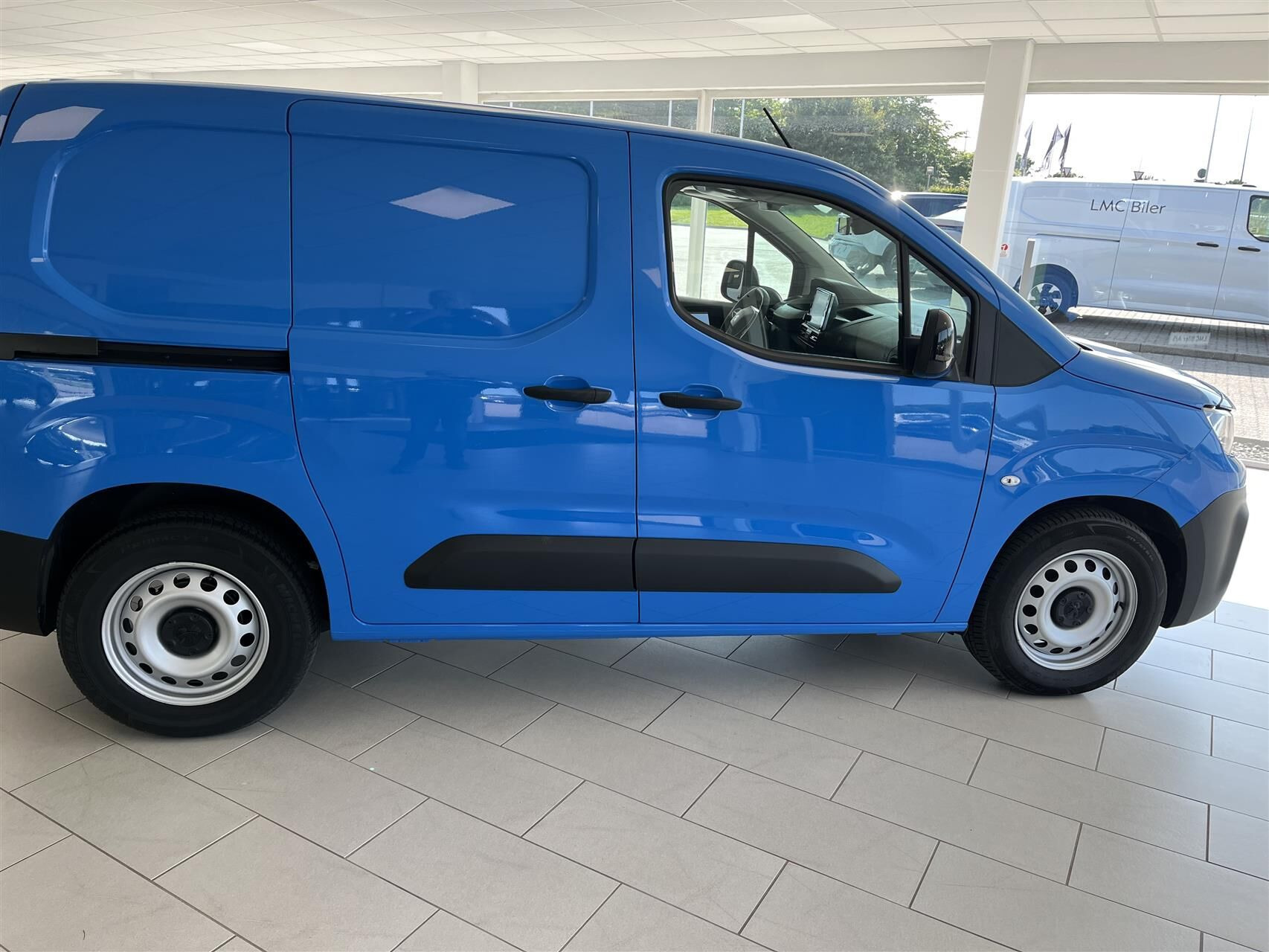 Blå Peugeot e-Partner fra 2023