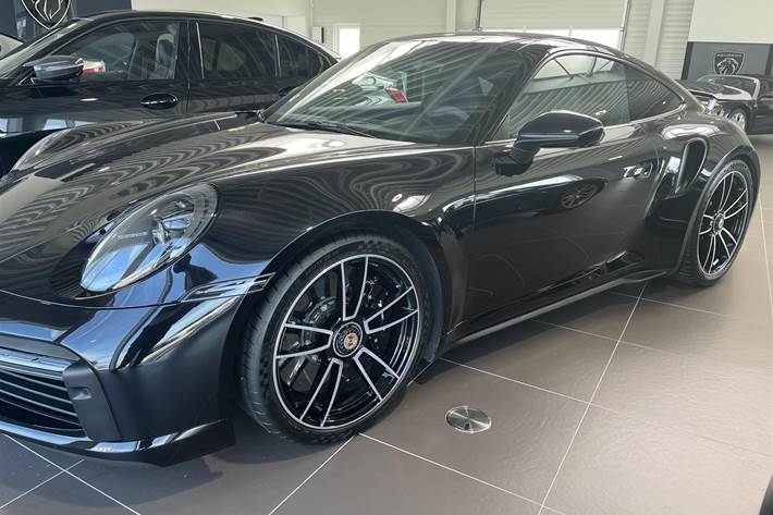Sort Porsche 911 fra 2020