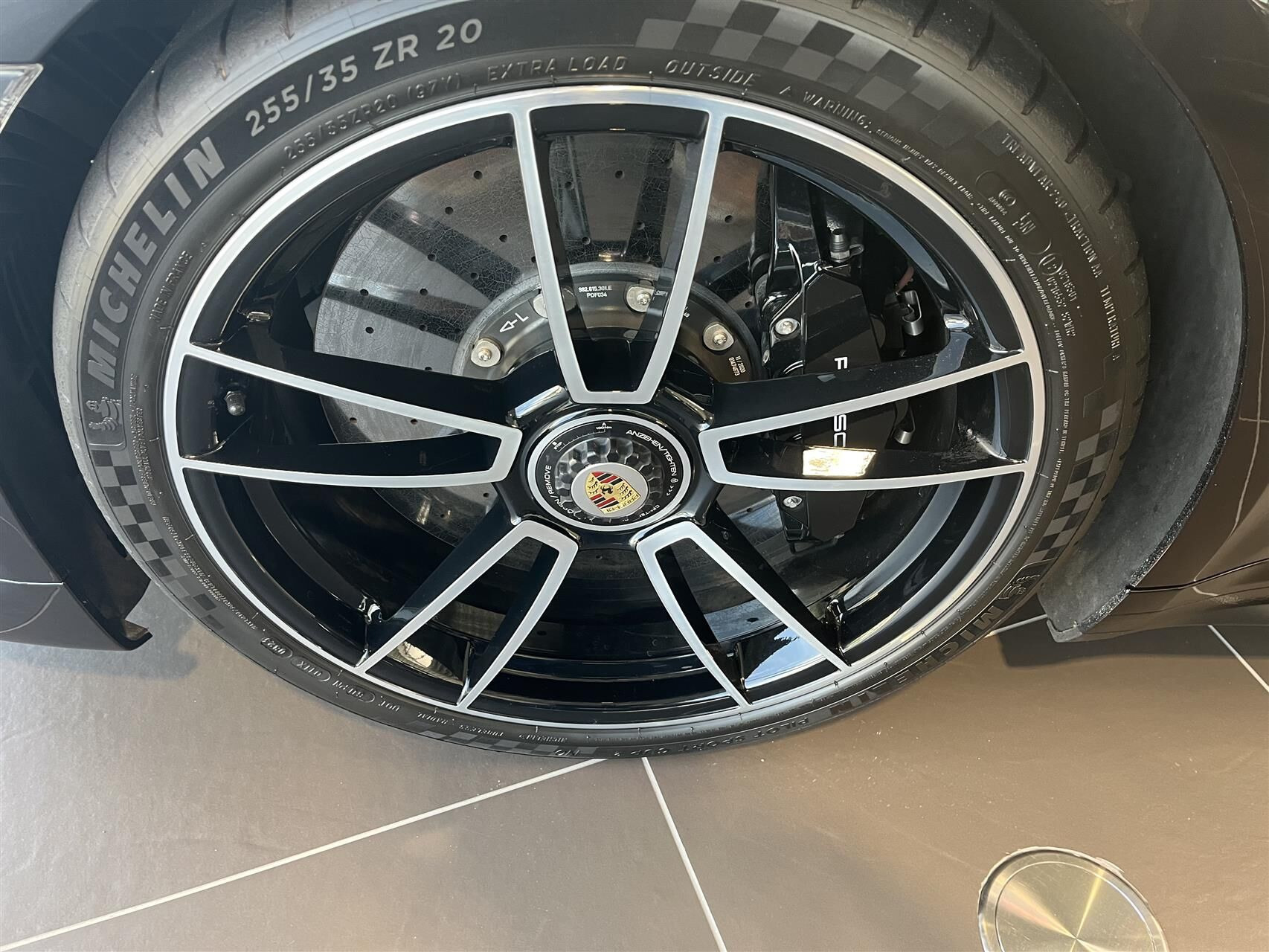 Sort Porsche 911 fra 2020