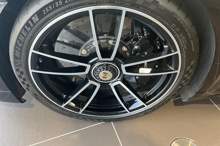 Sort Porsche 911 fra 2020