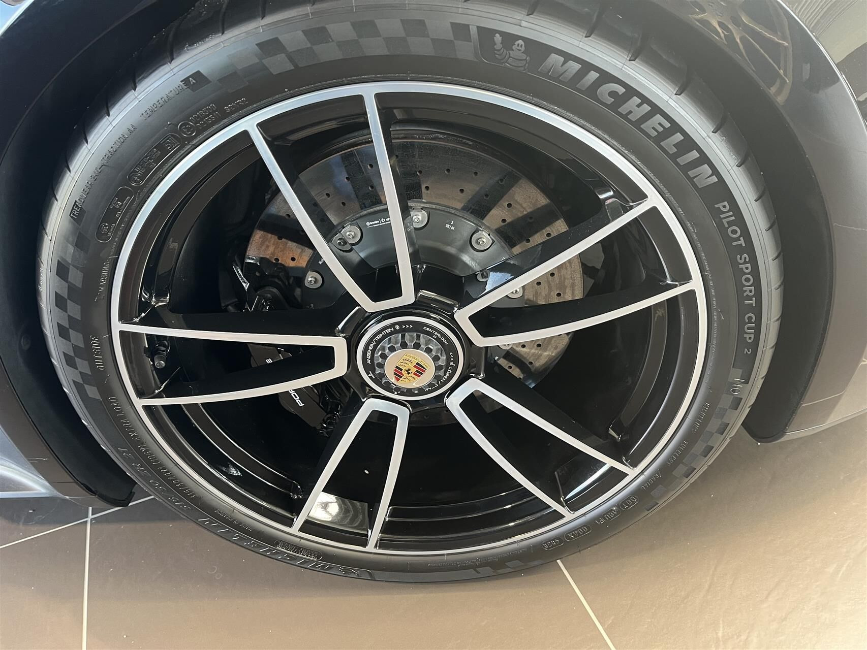 Sort Porsche 911 fra 2020