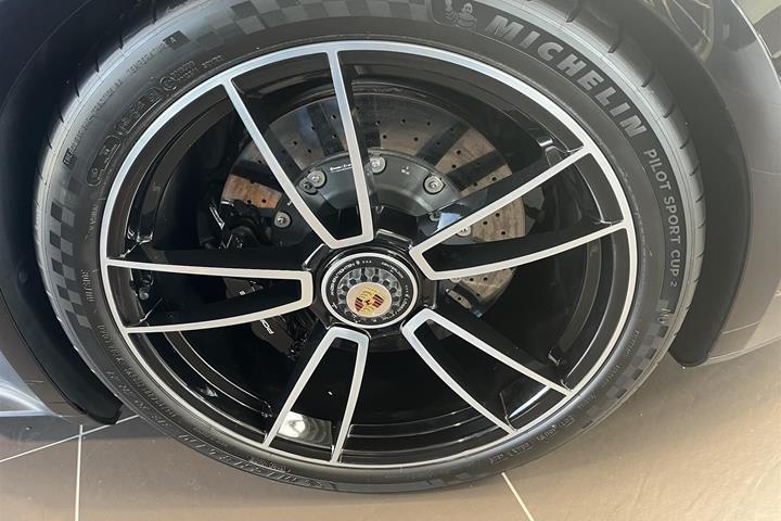 Sort Porsche 911 fra 2020