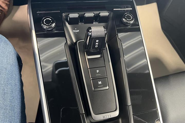 Sort Porsche 911 fra 2020