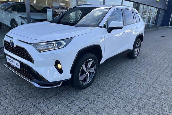 Hvid Toyota RAV4 Plug-in fra 2021 set udefra