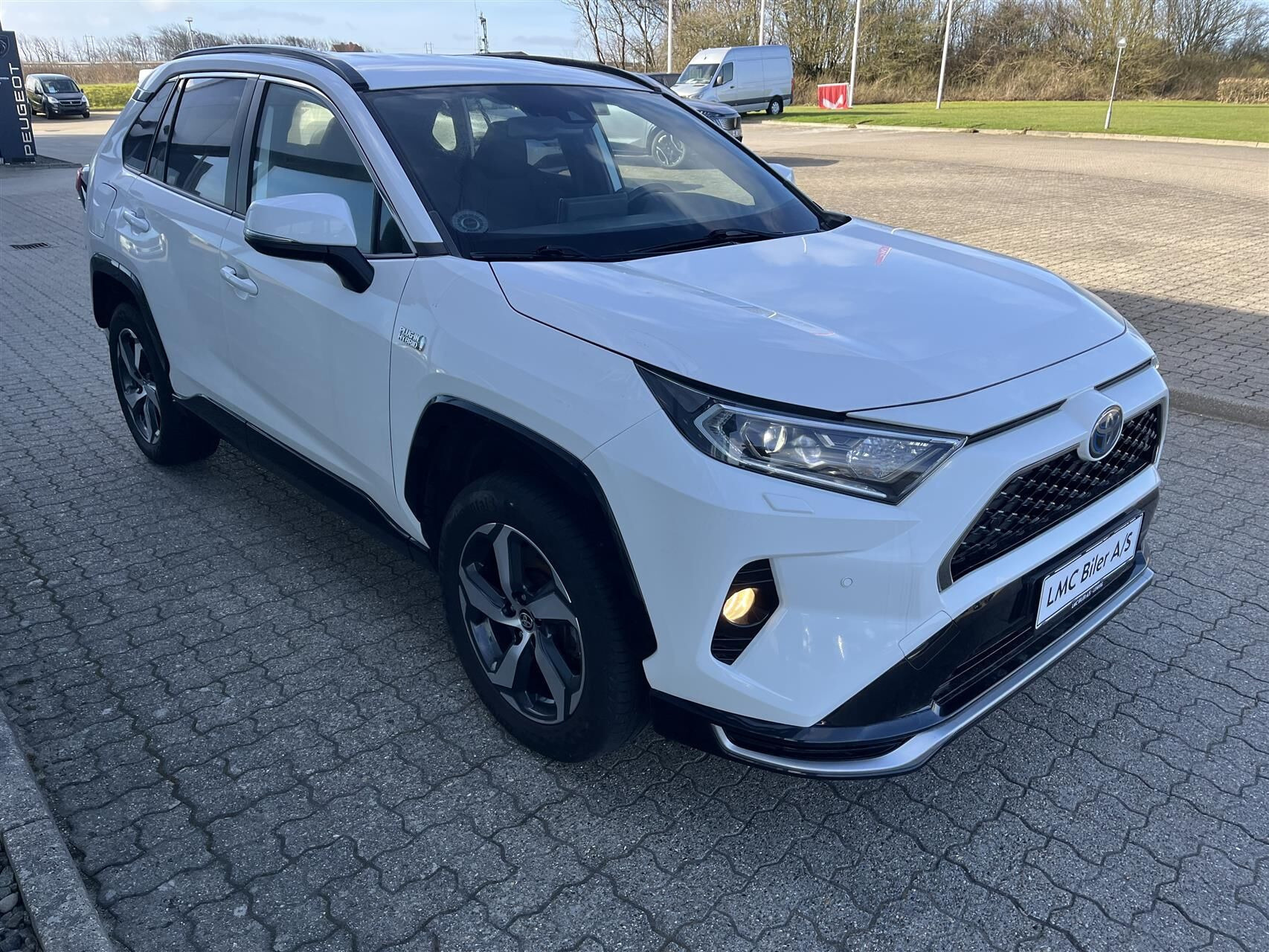 Hvid Toyota RAV4 Plug-in fra 2021