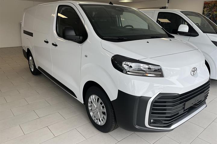 Hvid Toyota Proace Electric fra 2025 set udefra
