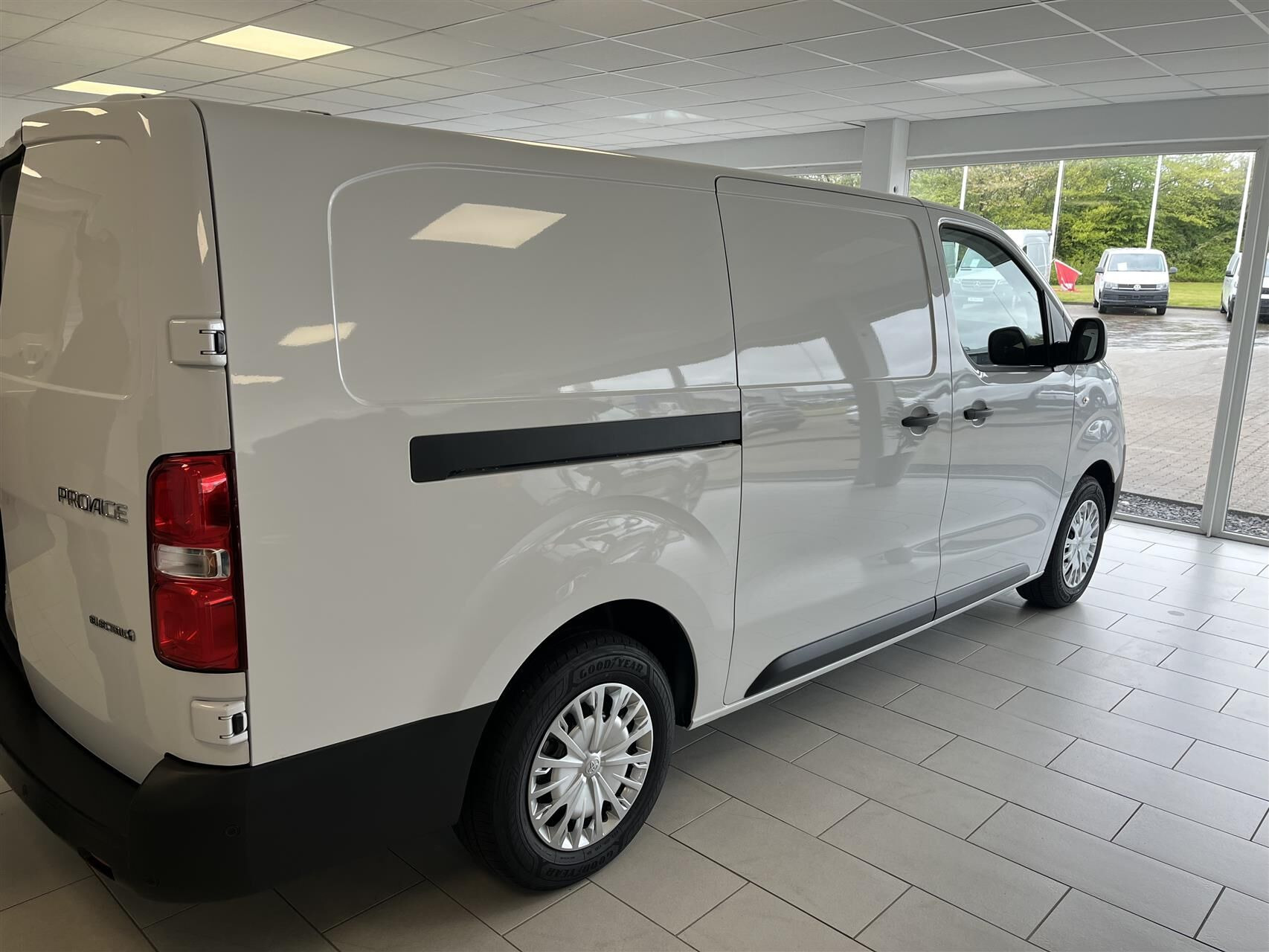 Hvid Toyota Proace Electric fra 2025
