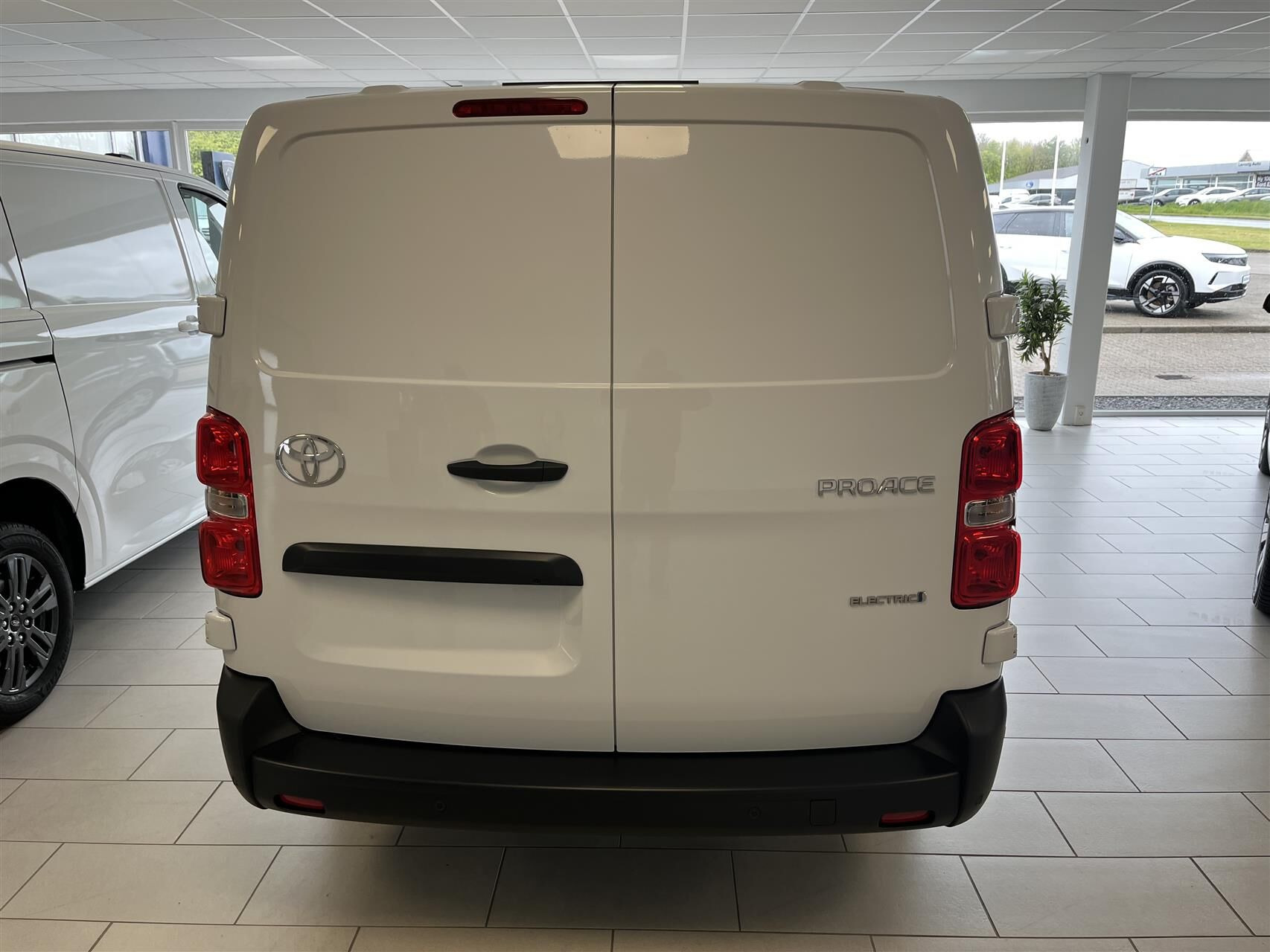 Hvid Toyota Proace Electric fra 2025