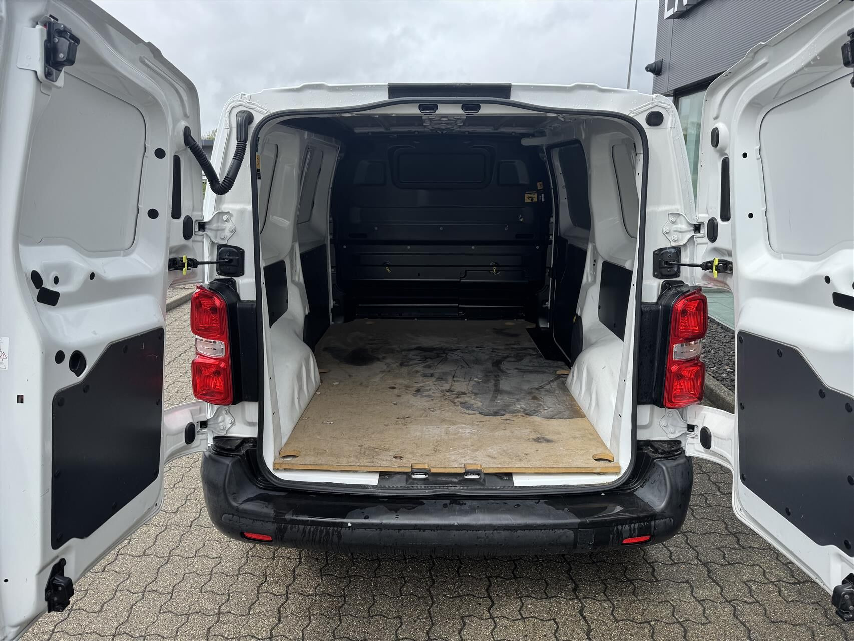 Hvid Peugeot e-Expert fra 2021