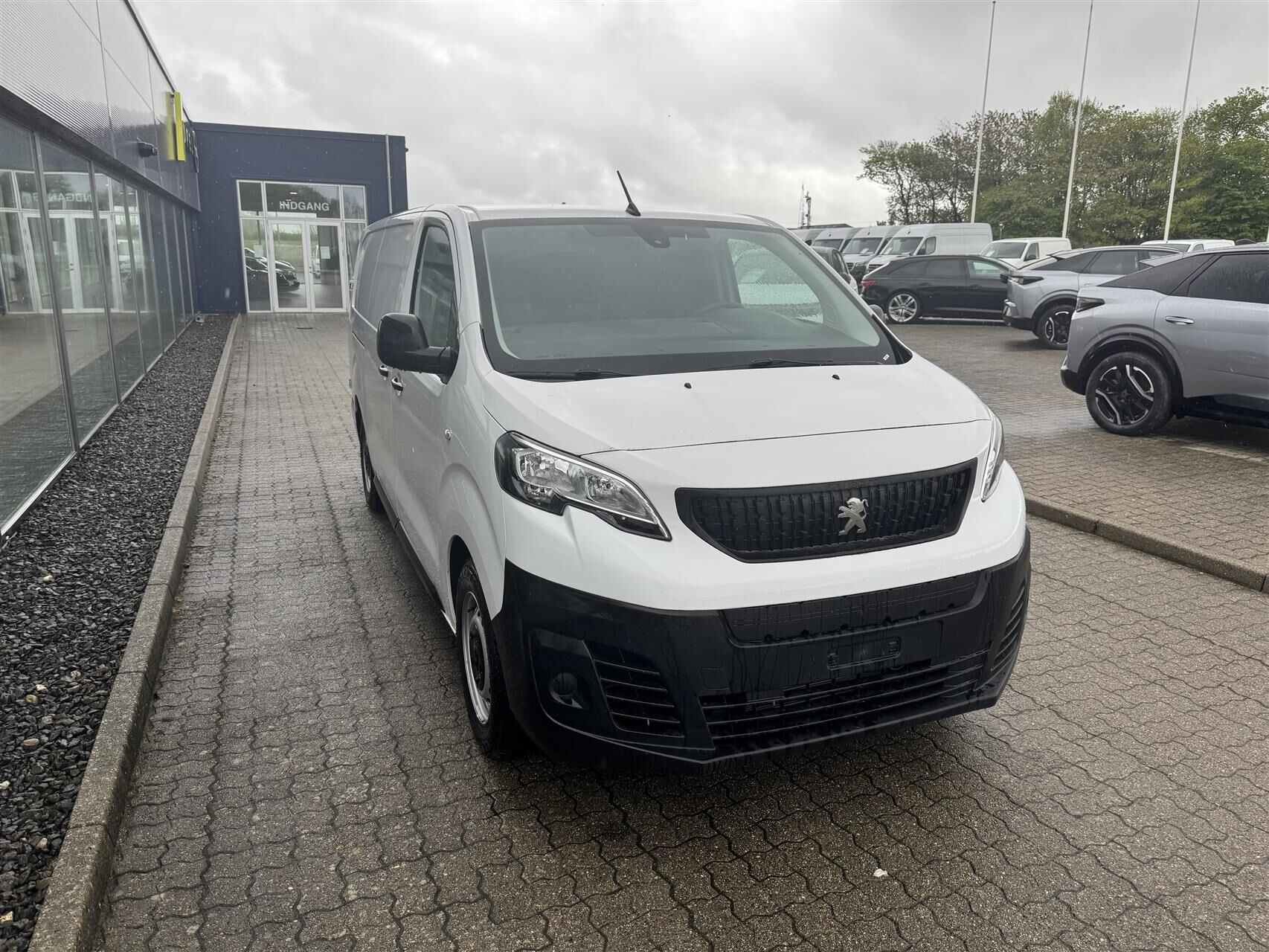 Hvid Peugeot e-Expert fra 2025