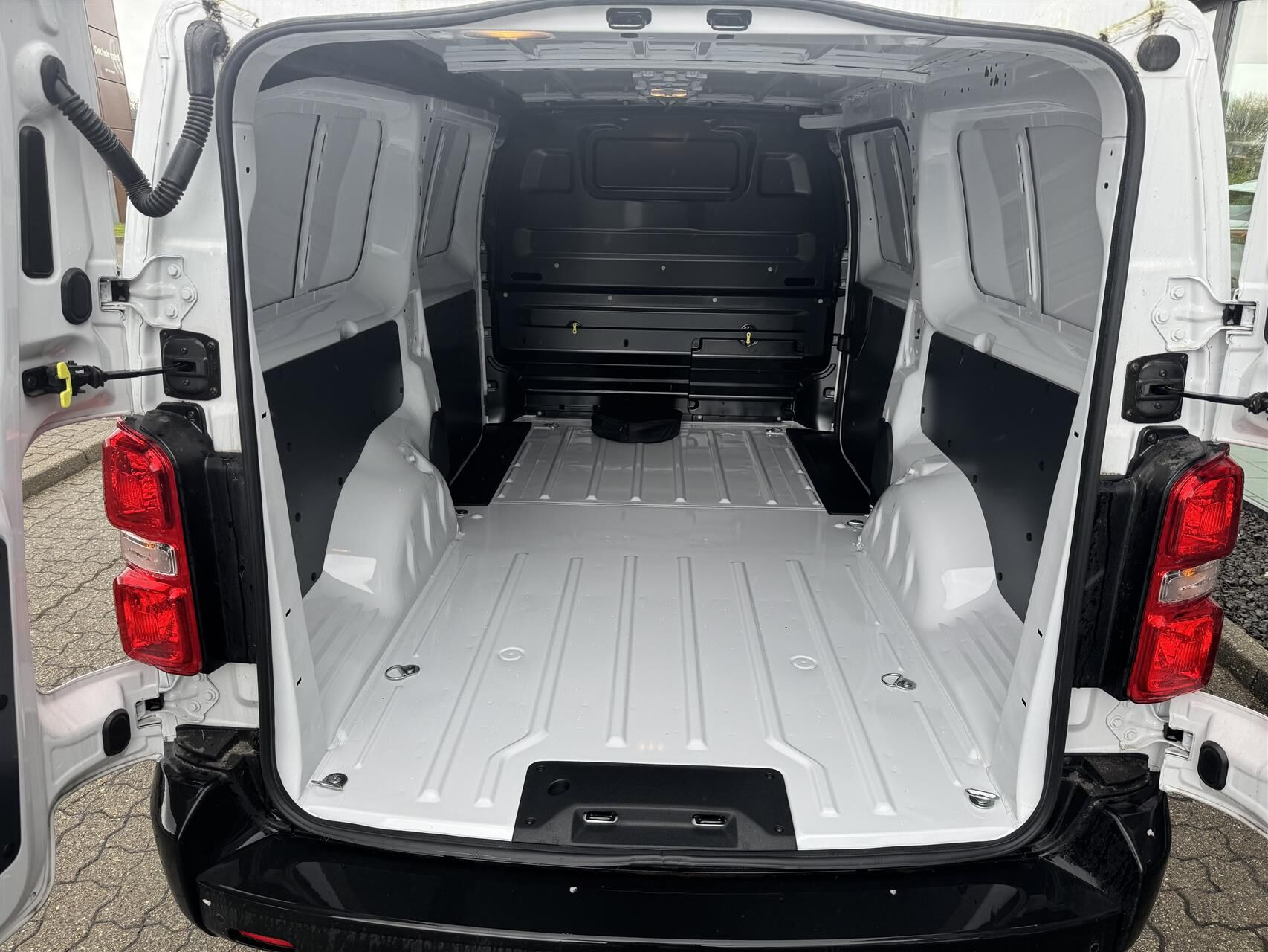 Hvid Peugeot e-Expert fra 2025