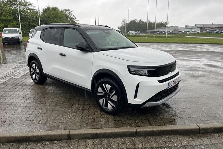 Hvid Opel Frontera fra 2025 set udefra