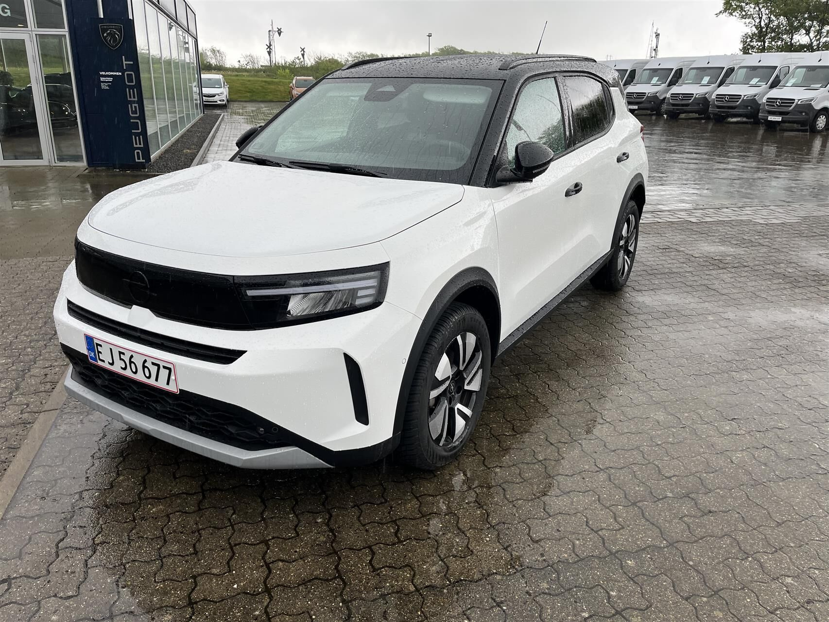 Hvid Opel Frontera fra 2025