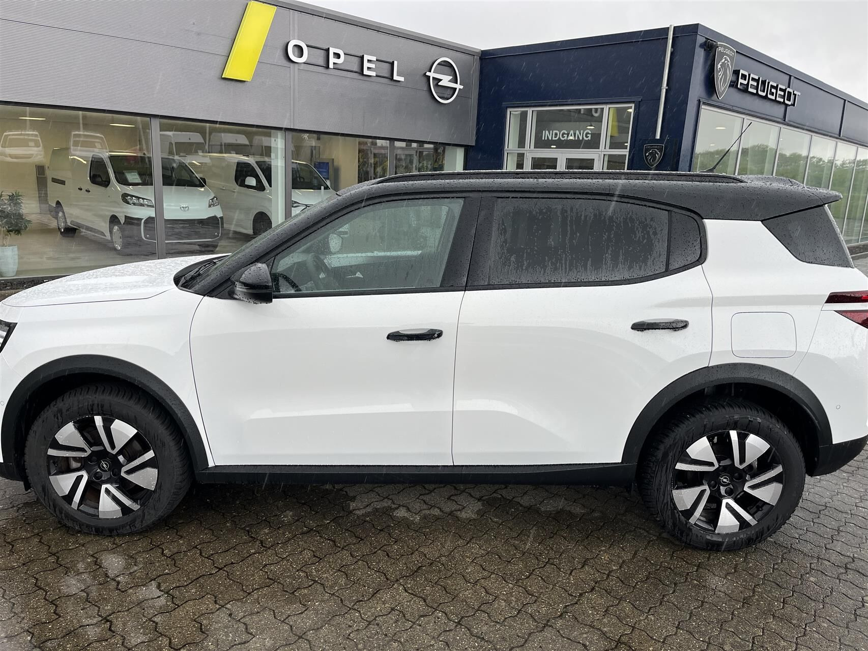 Hvid Opel Frontera fra 2025