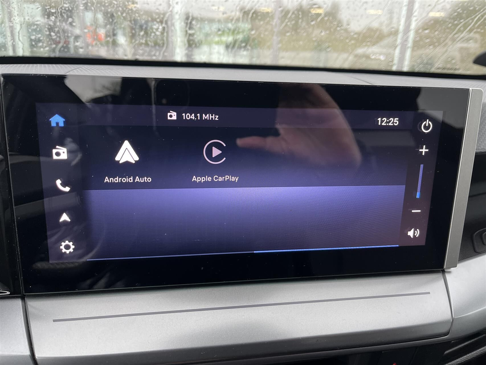 Hvid Opel Frontera fra 2025