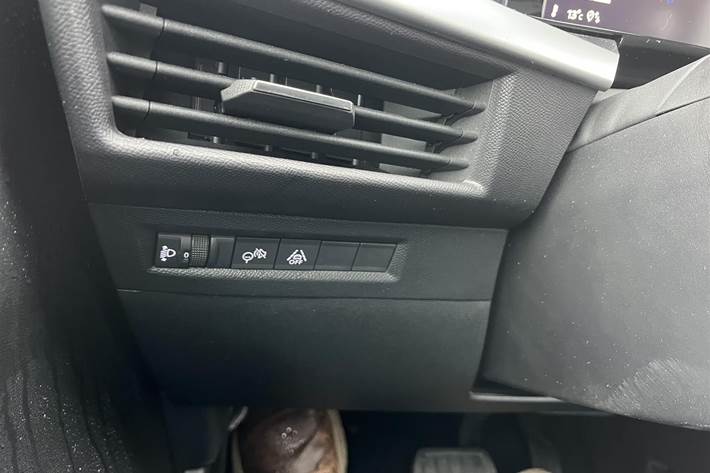 Hvid Opel Frontera fra 2025