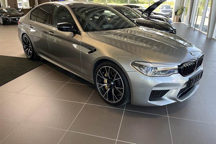 Sølv BMW M5 fra 2019