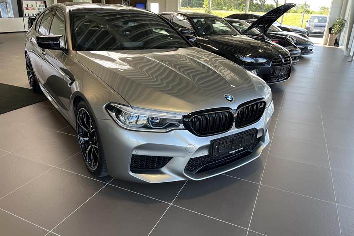 Sølv BMW M5 fra 2019