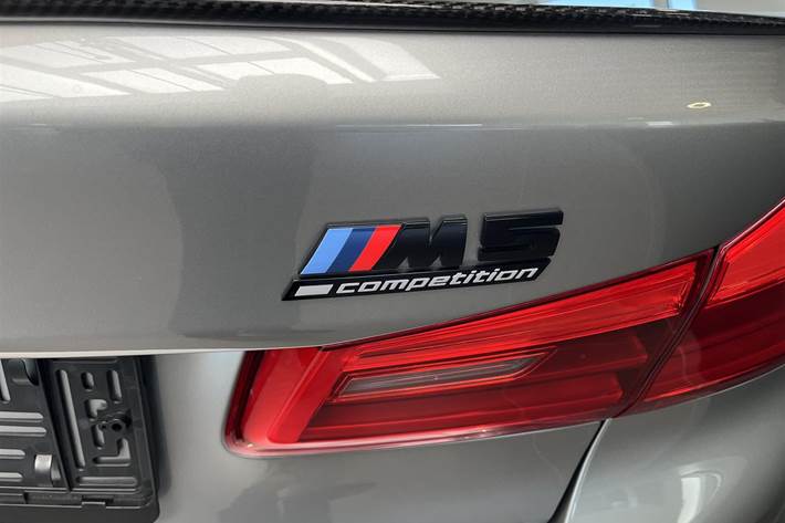 Sølv BMW M5 fra 2019