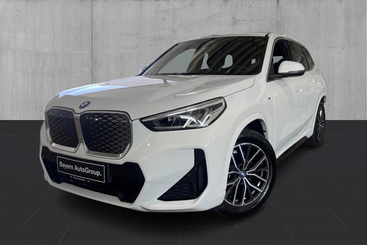 Hvid BMW iX1 fra 2024 set udefra