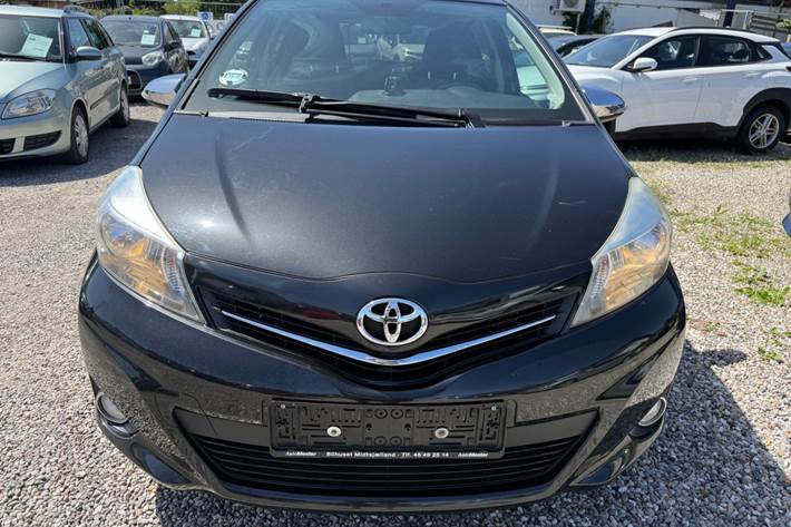 Sort Toyota Yaris fra 2014