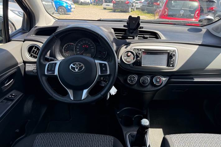 Sort Toyota Yaris fra 2014