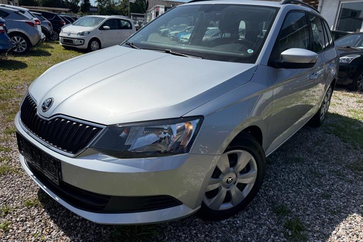 Sølv Skoda Fabia fra 2017 set udefra