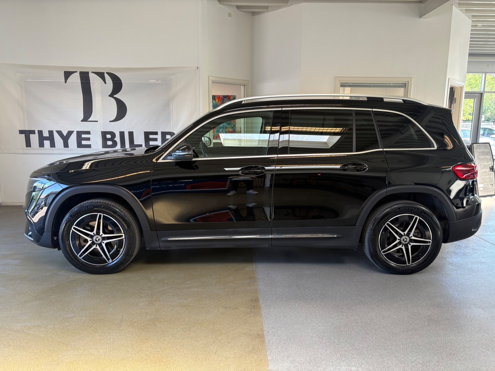 Sort Mercedes EQB250+ fra 2024