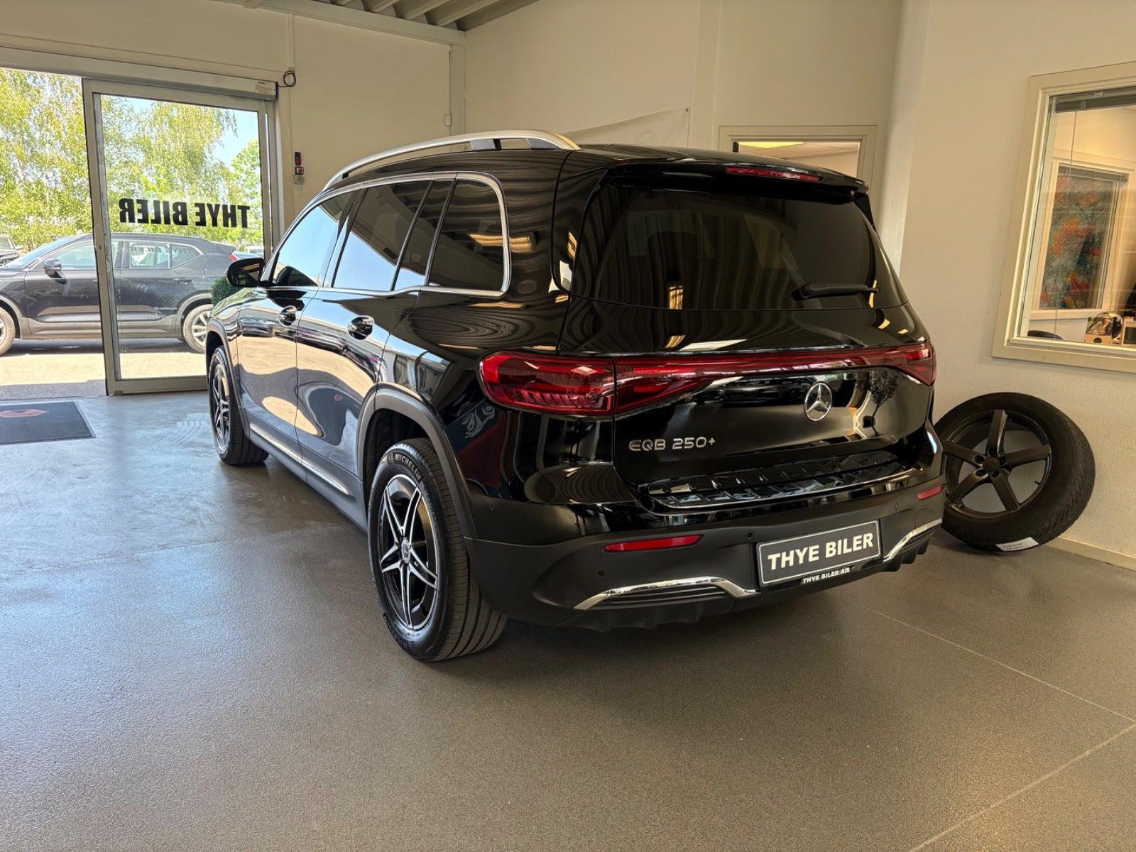 Sort Mercedes EQB250+ fra 2024