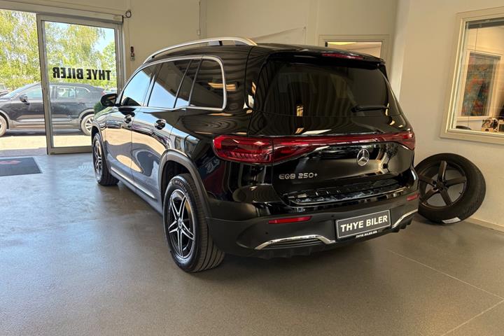 Sort Mercedes EQB250+ fra 2024