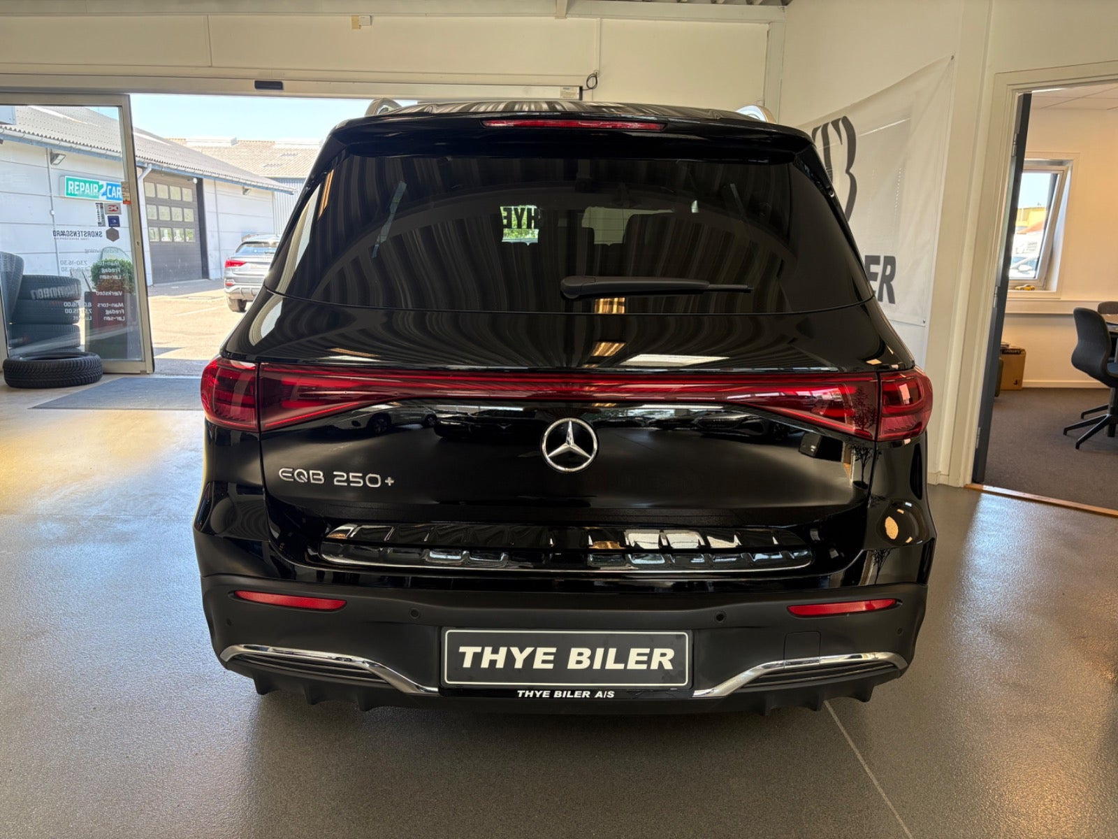 Sort Mercedes EQB250+ fra 2024