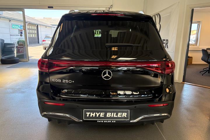 Sort Mercedes EQB250+ fra 2024