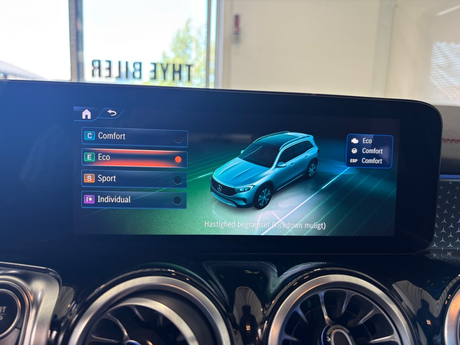 Sort Mercedes EQB250+ fra 2024