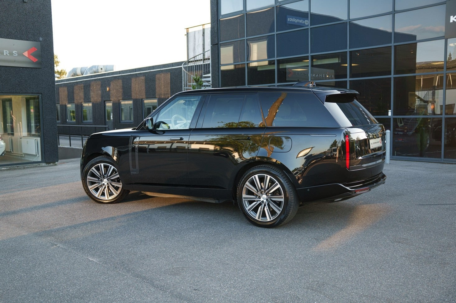 Sort Land Rover Range Rover fra 2023