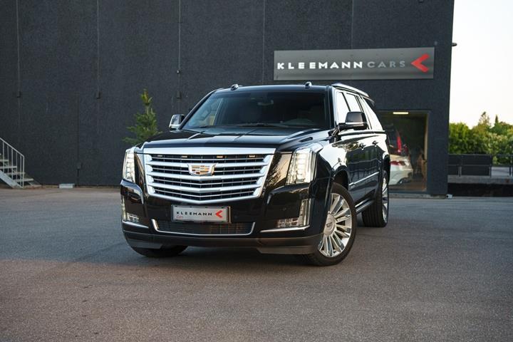 Sort Cadillac Escalade fra 2018 set udefra