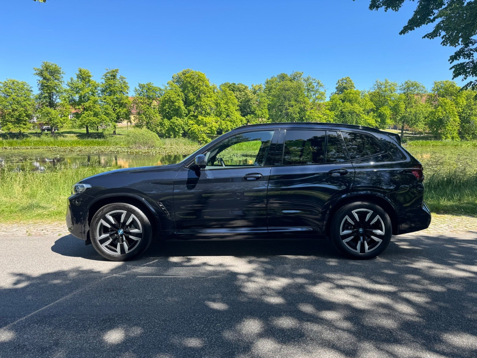 Sort BMW iX3 fra 2025