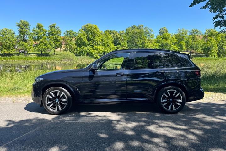 Sort BMW iX3 fra 2025