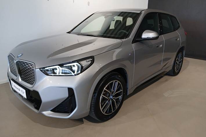Sølv BMW iX1 fra 2025