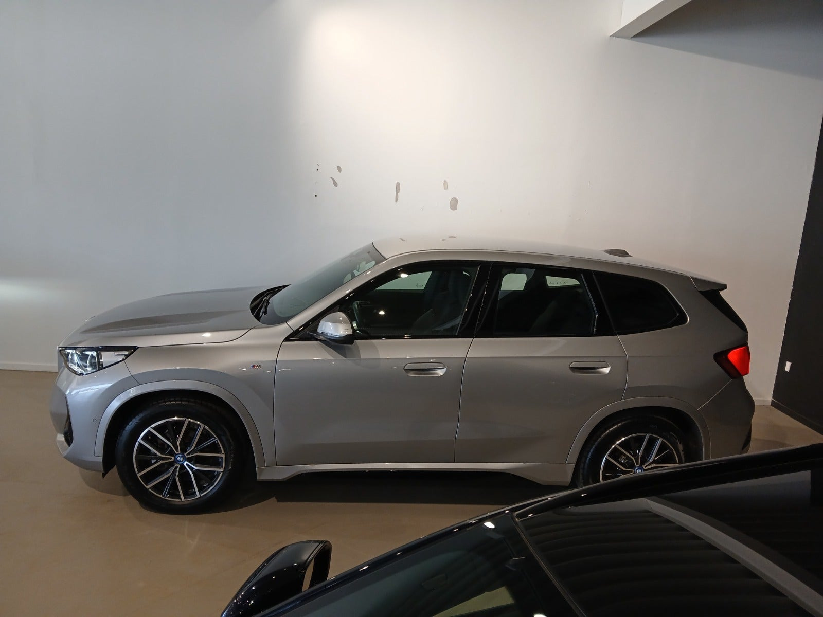 Sølv BMW iX1 fra 2025