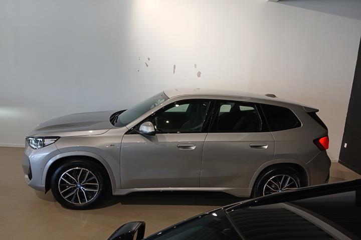 Sølv BMW iX1 fra 2025