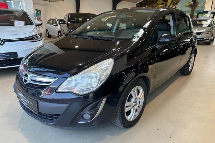 Sort Opel Corsa fra 2011 set udefra