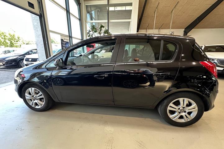 Sort Opel Corsa fra 2011