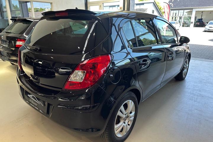 Sort Opel Corsa fra 2011