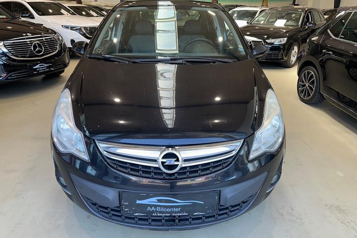 Sort Opel Corsa fra 2011