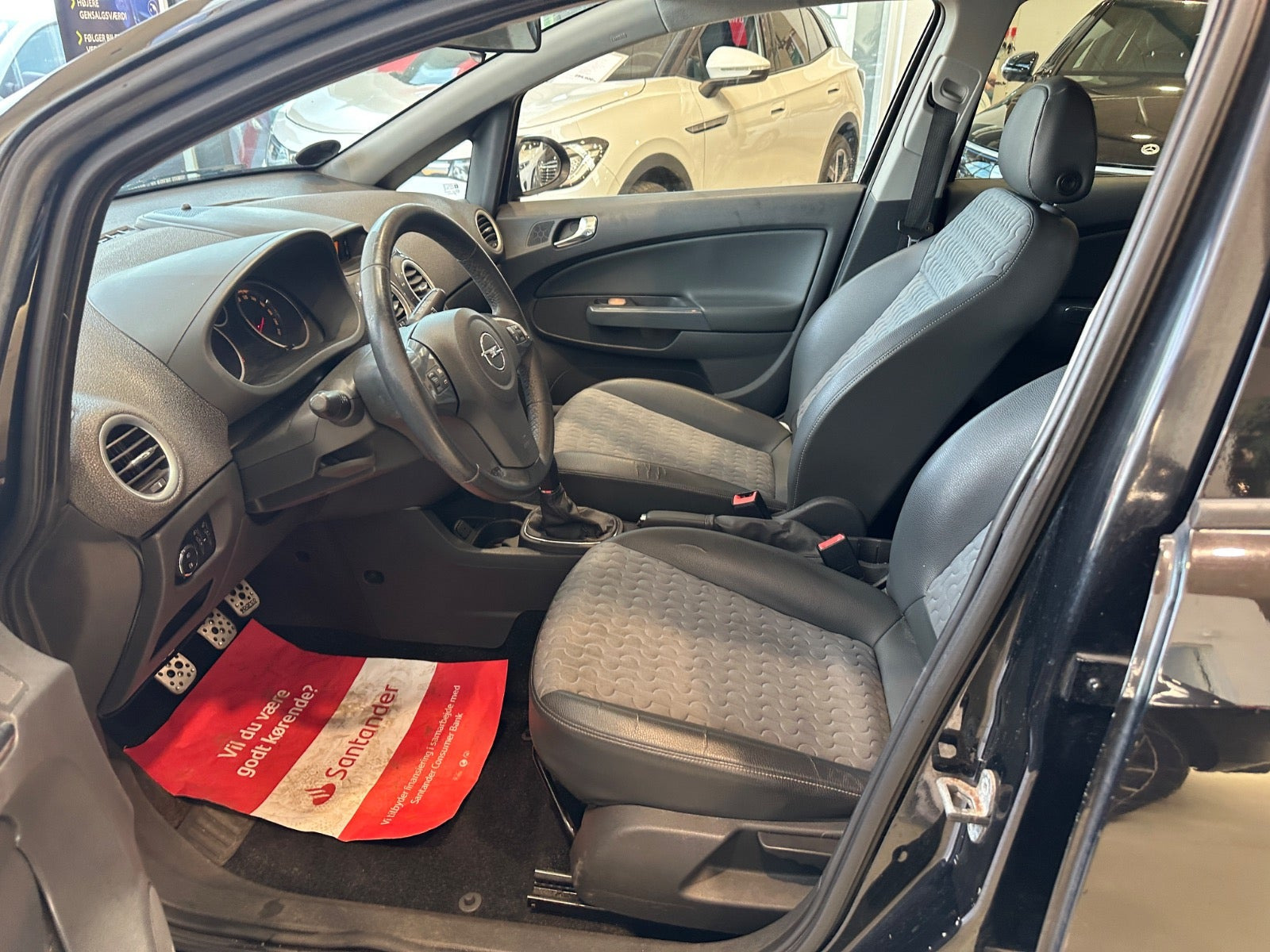 Sort Opel Corsa fra 2011