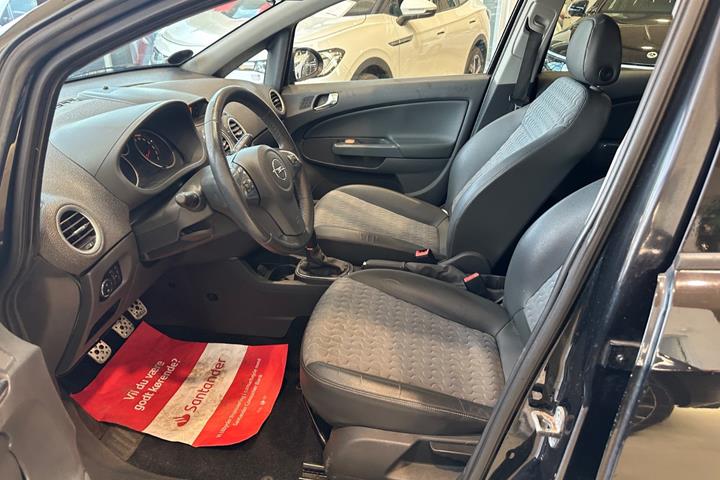 Sort Opel Corsa fra 2011
