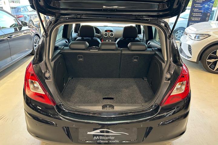 Sort Opel Corsa fra 2011