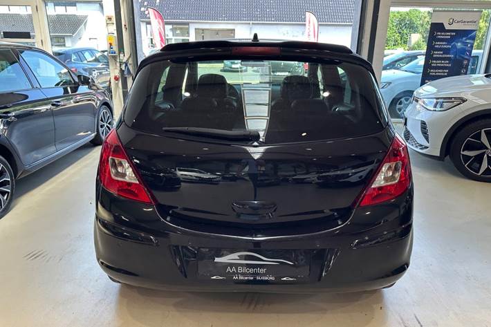 Sort Opel Corsa fra 2011