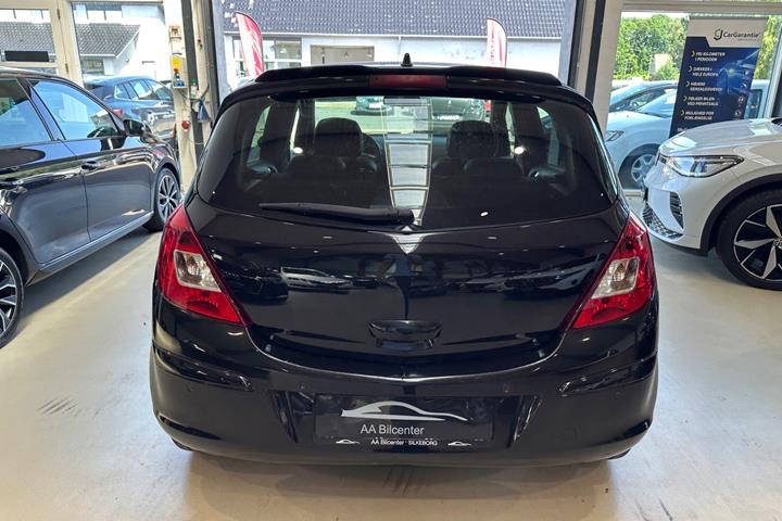 Sort Opel Corsa fra 2011