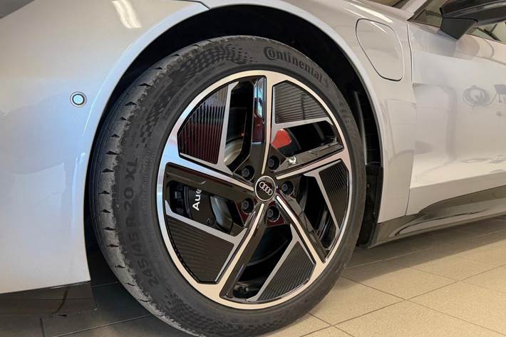 Sølv Audi RS e-tron GT fra 2022